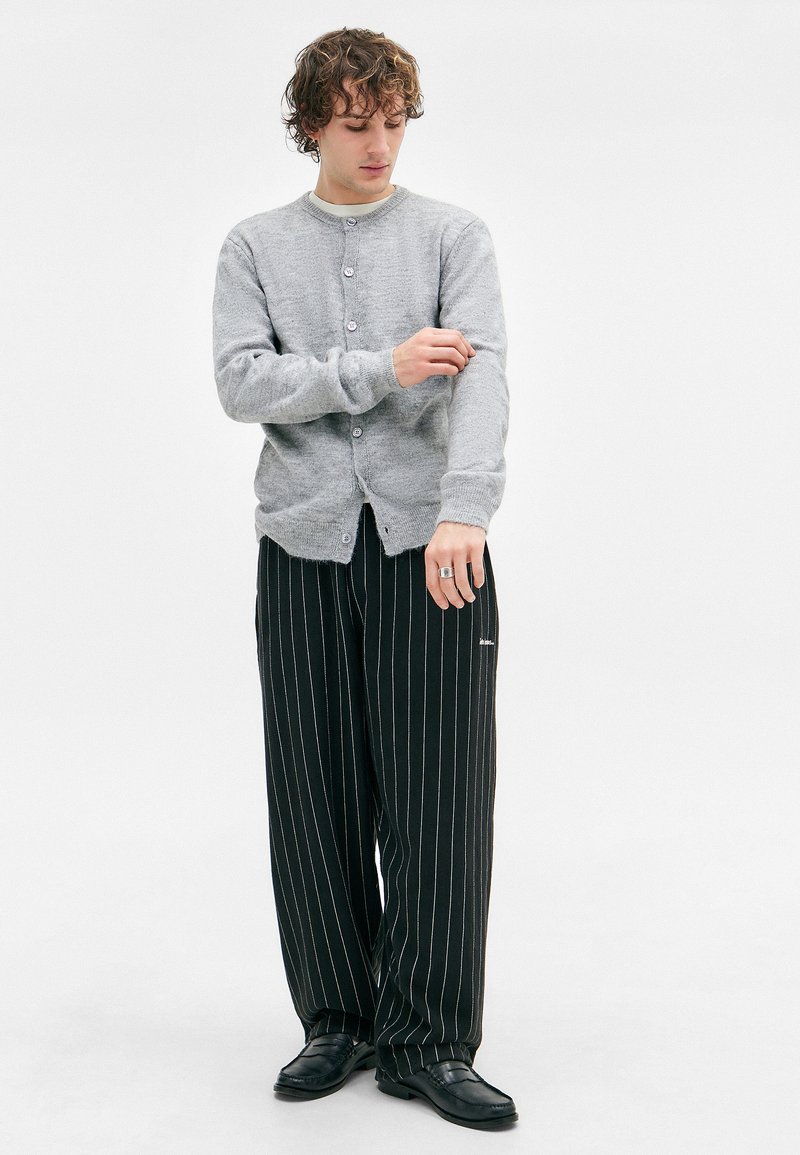 iets frans... HARRI PINSTRIPE UNISEX - Jogginghose - black