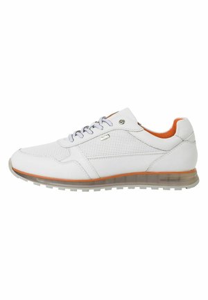 Baskets blanches avec un design perforé, lacets gris, accents orange, semelle transparente et un matériau supérieur lisse.