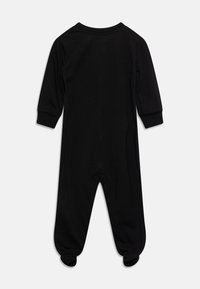 Monosuperior negro de una sola pieza con mangas largas, textura suave, puños elásticos y diseño con pies, que presenta una espalda simple sin cierres.