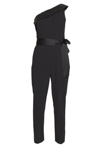 Combinaison noire asymétrique à jambes fines avec une large ceinture en satin nouée à la taille avec un nœud sur le côté.