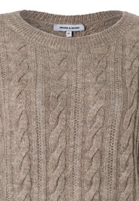Beige gestrickter Pullover mit Kabelmuster, runder Halslinie und gerippten Kanten. Das Etikett lautet "MORE & MORE", Größe 36. Weiches Material.