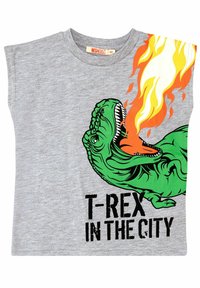 Camiseta gris de manga corta con un gráfico de un T-rex verde rodeado de llamas en naranja y amarillo, y el texto "T-REX EN LA CIUDAD" en negro.