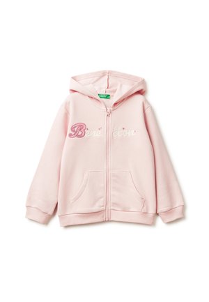Růžová mikina s kapucí na zip vyrobená z měkkého materiálu. Na přední straně má vyšité logo "Benetton" v bílé a růžové barvě a obsahuje přední kapsy.