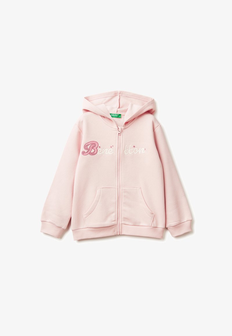 Felpa con zip color rosa e cappuccio, realizzata in tessuto morbido. Presenta il logo ricamato "Benetton" in bianco e rosa sul davanti, con tasche frontali.