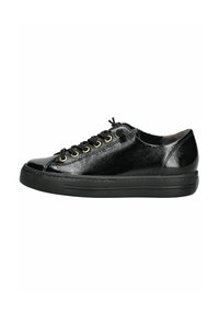 Sneaker noire avec une tige en cuir verni texturé, bout rond, œillets dorés et une épaisse semelle en caoutchouc noir. Présente un système de laçage classique.