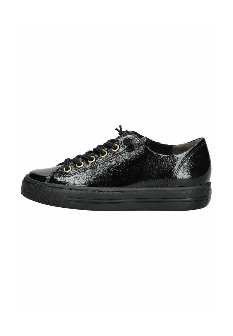 Sneaker noire avec une tige en cuir verni texturé, bout rond, œillets dorés et une épaisse semelle en caoutchouc noir. Présente un système de laçage classique.
