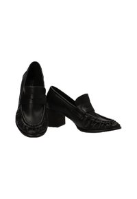 Un par de mocasines de cuero negro de tacón bajo con puntas cuadradas redondeadas y detalles fruncidos en la parte delantera sobre fondo blanco.