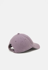 Boné de beisebol em cotão roxo com aba curvada, parte de trás ajustável e detalhes sutis de costura no tecido.