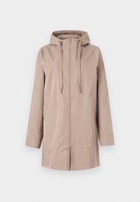 Capa de chuva leve bege com fecho frontal, capuz ajustável com cordão, dois bolsos laterais e mangas longas. Tecido suave, não texturizado.