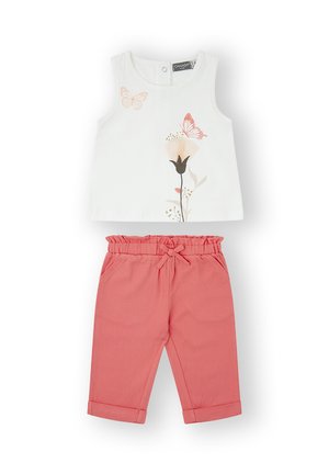 Top sin mangas blanco con estampado de mariposas y flores, combinado con pantalones en coral que cuentan con una cintura con cordón y puños enrollados.