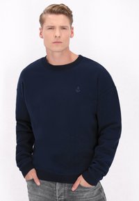 Navyblaues Rundhals-Sweatshirt aus weichem Material, mit einem dezenten Anker-Logo auf der Brust sowie gerippten Bündchen und Saum.