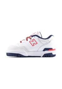 Baskets blanches avec des accents rouges et navy, dotées d'un dessus lisse, d'une semelle texturée et de lacets contrastés. Logo sur le côté.