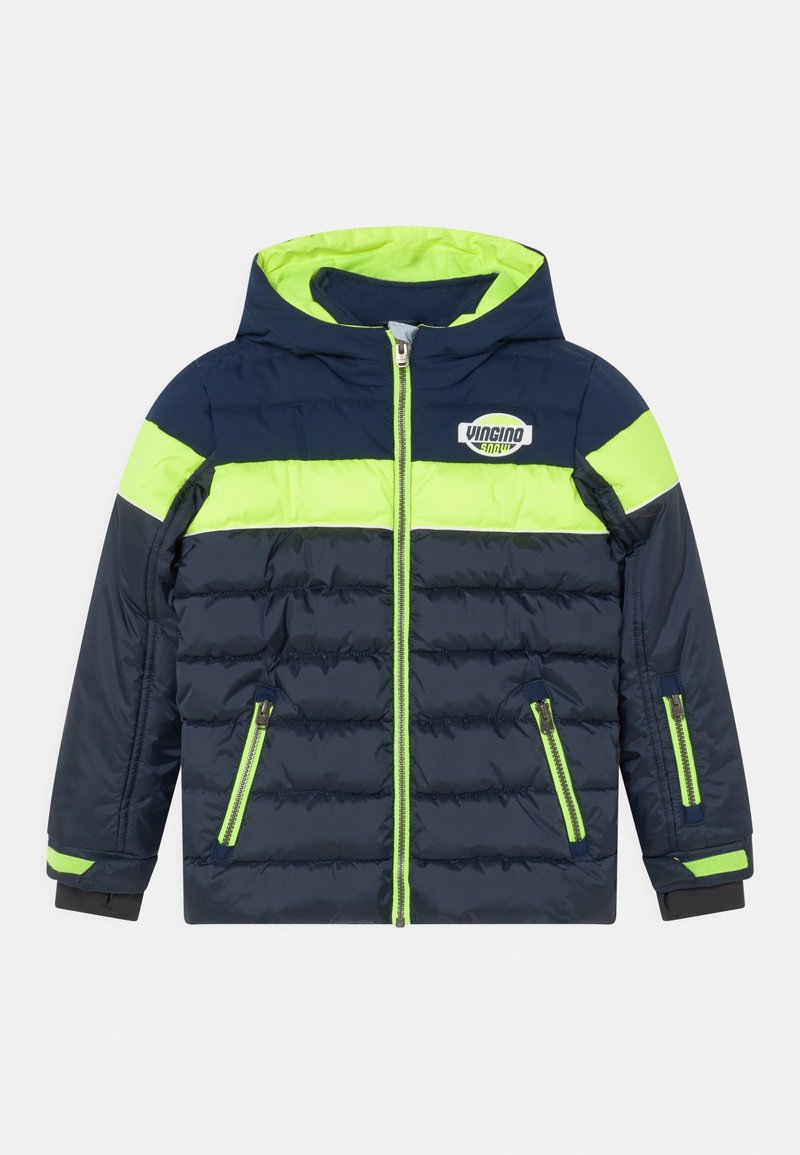 Veste matelassée bleu marine avec des accents vert néon, dotée d'une capuche, de poches zippées et d'un écusson logo. Texture lisse et design matelassé.