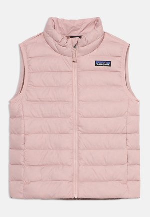 Gilet trapuntato rosa chiaro senza maniche con collo alto e cerniera frontale, con toppa logo Patagonia sul petto.