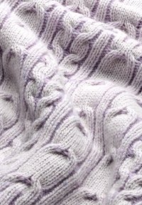 Helllila Strickstoff mit erhöhten Kabelmuster und einer weichen Textur, die subtile Farb- und Dichtevariationen aufweist.