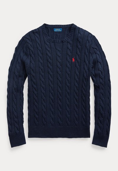 Marineblauwe kabelgebreide trui met ronde hals, lange mouwen en een klein rood geborduurd Polo Ralph Lauren-logo op de linkerborst.