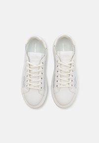 Sneakers bianchi con lacci in pelle liscia e pannelli laterali texturizzati. Presentano una linguetta imbottita e lacci piatti, design pulito per un utilizzo versatile.