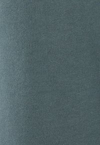 Dunkelblauer Stoff mit einer glatten, leicht strukturierten Oberfläche. Gleichmäßige Farbabdeckung, keine sichtbaren Muster oder Hardwaredetails.