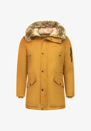 Mosterdgele parka met een capuchon gevoerd met imitatiebont, ritssluiting aan de voorkant en drukknopen. Voorzien van twee voorzakken en een ritszak op de mouw.