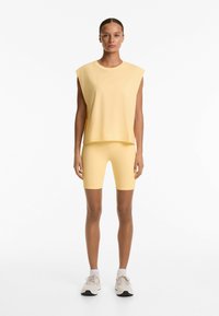 OYSHO SLEEVELESS SEAMLESS - Jednoduché tričko - yellow