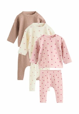 Drei gerippte Langarm-Kinderoutfits mit Hosen in Braun, Creme und Rosa, jeweils mit kleinen Kirsch- und Beerenmustern.
