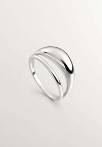 Anillo de plata con un acabado pulido que presenta un diseño curvado y dos bandas paralelas, creando una apariencia elegante y moderna.