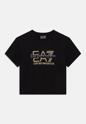 Sort cropped t-shirt med gyldent og hvidt "EA7 Emporio Armani" logo trykt på fronten.