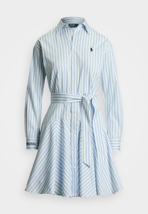 Vestido camisero a rayas azul y blanco con mangas largas, cierre de botones en la parte delantera y cintura ceñida con cinturón. Presenta una falda acampanada y detalle bordado en el puño.