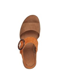 Sandal aperta nella parte anteriore con tomaia in suede marrone e arancione, una fascia larga con una fibbia circolare e una soletta testurizzata per il comfort.