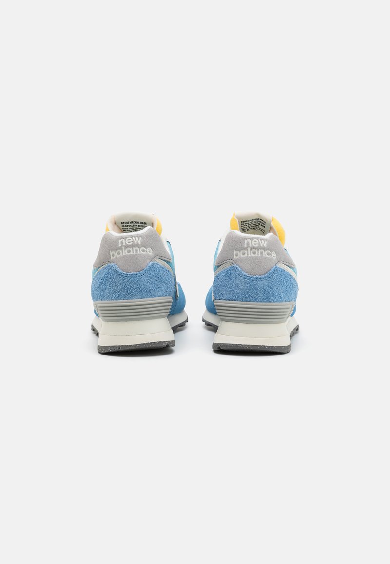 Blaue Wildleder- und Mesh-Sneaker mit grauen Akzenten, ausgestattet mit einer gepolsterten Ferse, schwarzer Gummisohle und einem minimalen Logo auf der Rückseite.