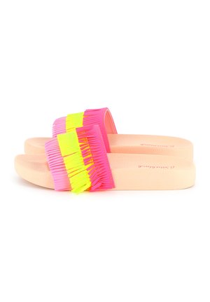 Sandales à glissière néon rose avec des détails à franges et des accents jaunes. Semelle intérieure douce et texturée, design ouvert au niveau des orteils, construction légère.
