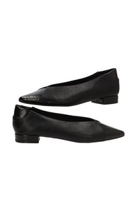 Zapatos planos de cuero negro con punta afilada y acentos texturizados en patrón de serpiente en los dedos, los tacones y los bajos tacones en bloque.