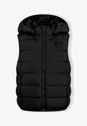 Juodas be rankovių pūkinis liemeniukas su kapišonu, užtrauktuku priekyje ir siuvinėta tekstūra. Yra apvalus logo kairėje krūtinės pusėje.