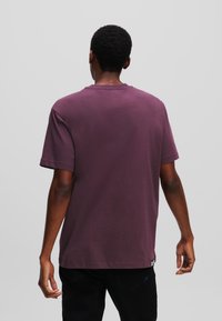 Karl Lagerfeld Jeans SHORT-SLEEVED - Triko s potiskem - plum perfect