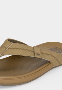 Σανδάλι τύπου σαγιονάρες σε χρώμα μαυρίσματος με υφή στη σόλα, Zagzag ραφή στα λουριά και ανάγλυφο λογότυπο στη σόλα και στα λουριά.