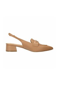 Tan leren slingback schoen met een lage blokhak, puntige neus en decoratieve strikdetail op de voorkant. Gladde textuur en minimale stiksels.