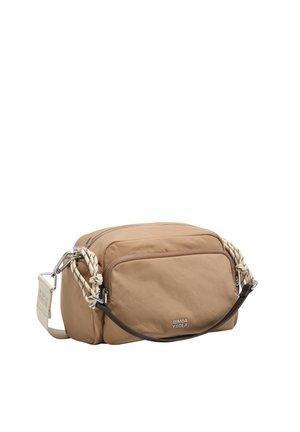 Bolso bandolera rectangular beige con bolsillo delantero con cremallera, asa negra y correa ajustable beige con detalle de cuerda, con la marca "Bimba y Lola".