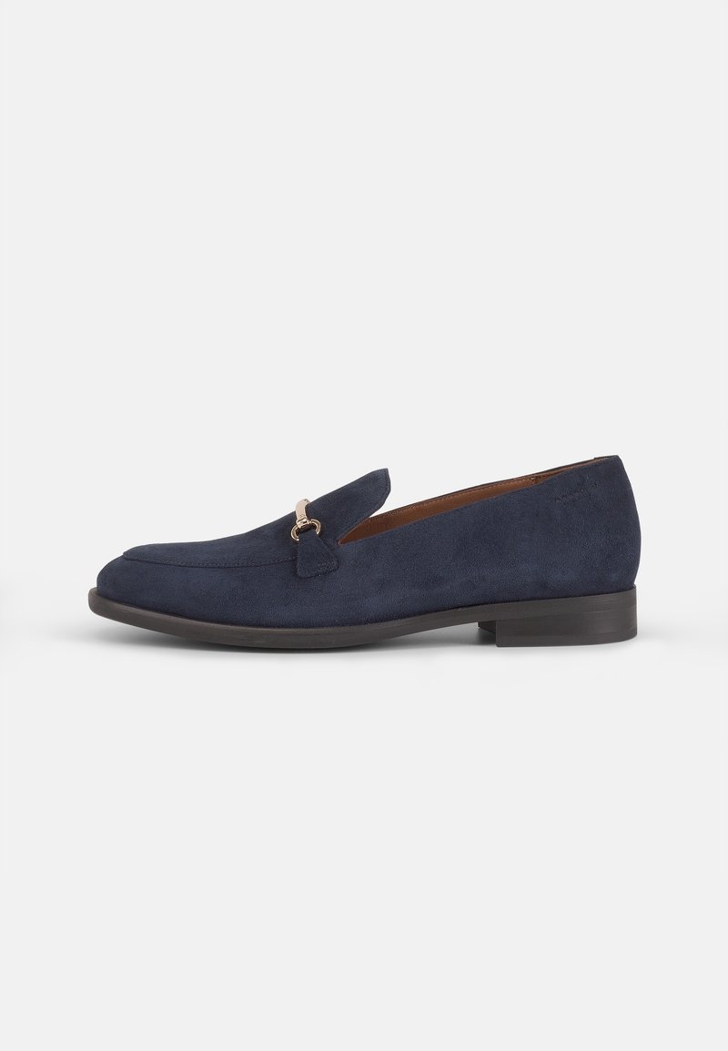 Mocassin pour homme en daim bleu marine avec semelle noire et détail en métal doré sur le cou-de-pied, vu du côté extérieur sur fond blanc.