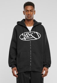 Sort zip-up hoodie med et stort hvidt logo p�å brystet, med hætte, frontlommer og ribbede manchetter og kant.