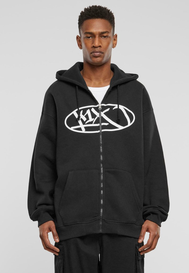 Sort zip-up hoodie med et stort hvidt logo på brystet, med hætte, frontlommer og ribbede manchetter og kant.