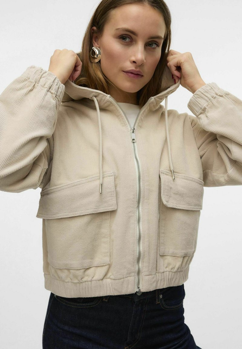 Vero Moda Damen Tailoring Blousonjacke Fly Away Kragen Reißverschluss Vielseitige leichte Jacke -> Vero Moda Damen Blousonjacke Fly Away Kragen Reißverschluss Leichte Jacke, Colour:Beige-2, Size:XS