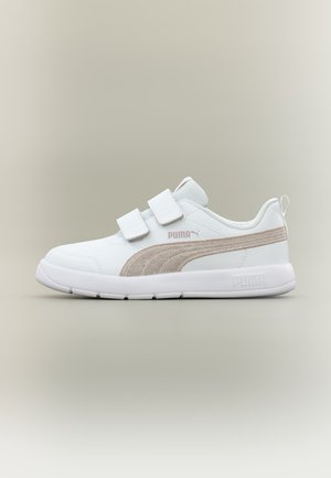 Λευκό sneaker Puma με μπεζ σουέντ λωρίδα, δύο λουριά με βέλκρο και λευκή επενδεδυμένη σόλα σε ουδέτερο φόντο.