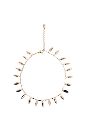 Kultasävyinen ketjurannekoru, jossa pienet pitkänomaiset ovaalit riipukset tasaisesti sijoitettu ketjuun ja säädettävillä lenkeillä varustettu hummerikiristys.