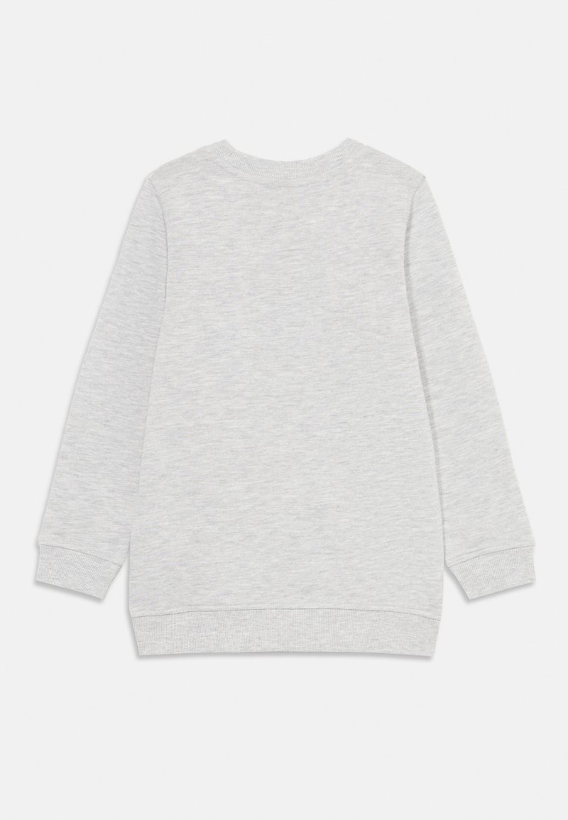 Felpa grigia, maniche lunghe, scollatura rotonda, polsini e orlo a costine, texture morbida, colore uniforme, design semplice, senza marchi visibili.