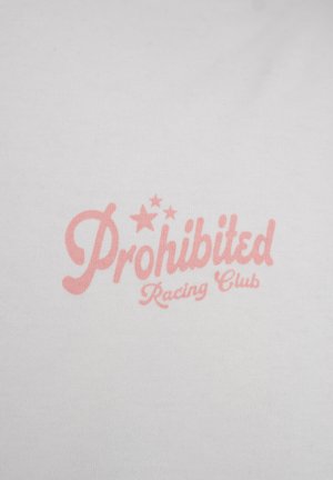 Text roz pe fabrică albă cu inscripția „Prohibited Racing Club” și trei stele deasupra.