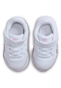 Zapatillas blancas con parte superior de malla y detalles en cuero sintético, con una correa de cierre por velcro y un acabado en rosa alrededor de los lados.