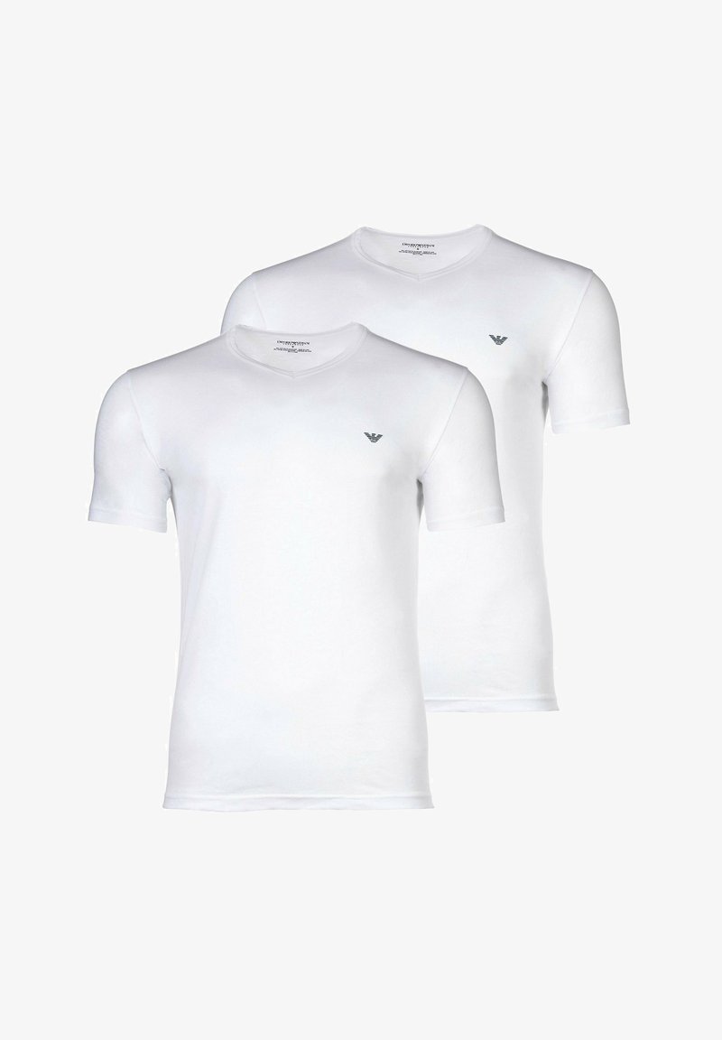 T-shirts blancs en coton à manches courtes avec un logo brodé discret sur la poitrine. Design en col en V, texture lisse et coupe classique. Lot de deux.