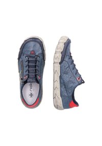 Baskets en cuir bleu marine avec une semelle légère et texturée, fermeture éclair et accents rouges, dotées de détails perforés sur les côtés.
