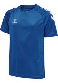 Camiseta deportiva azul hecha de un material suave y transpirable. Presenta rayas blancas en contraste en los hombros y un pequeño logo en el pecho.
