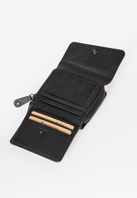 Zwarte leren portemonnee met een gestructureerde buitenkant, voorzien van kaarthouders, een ritsvak en geperst detail "RFID BESCHERMING".